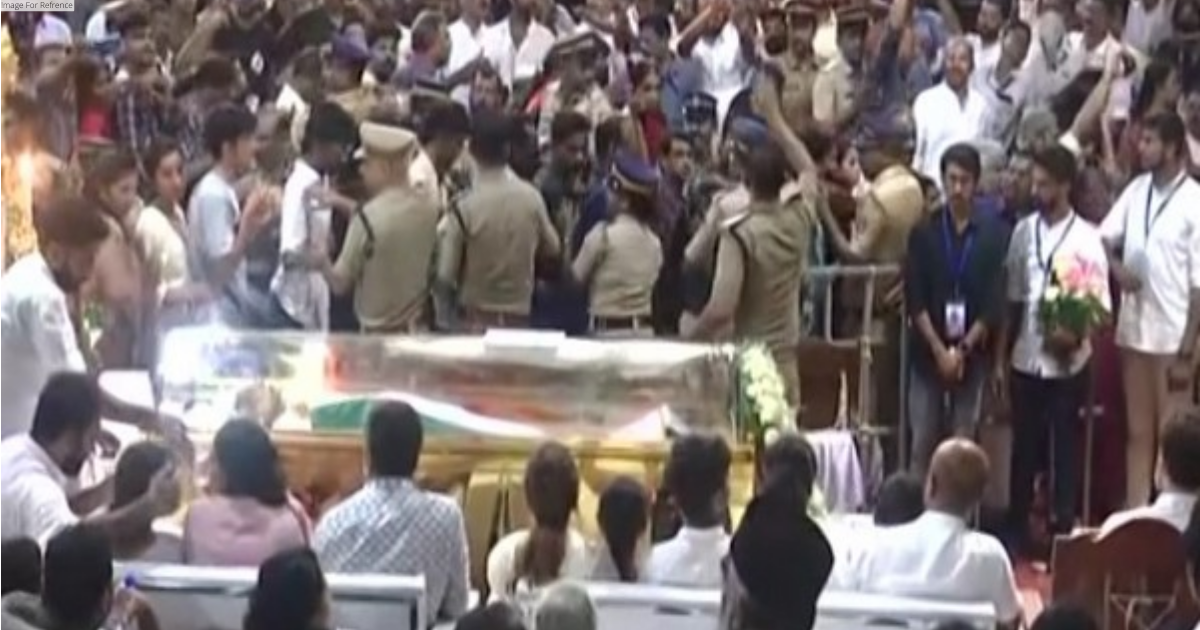 Congress leader Rahul Gandhi pays tribute to Kerala ex-CM Oommen Chandy in Kottayam